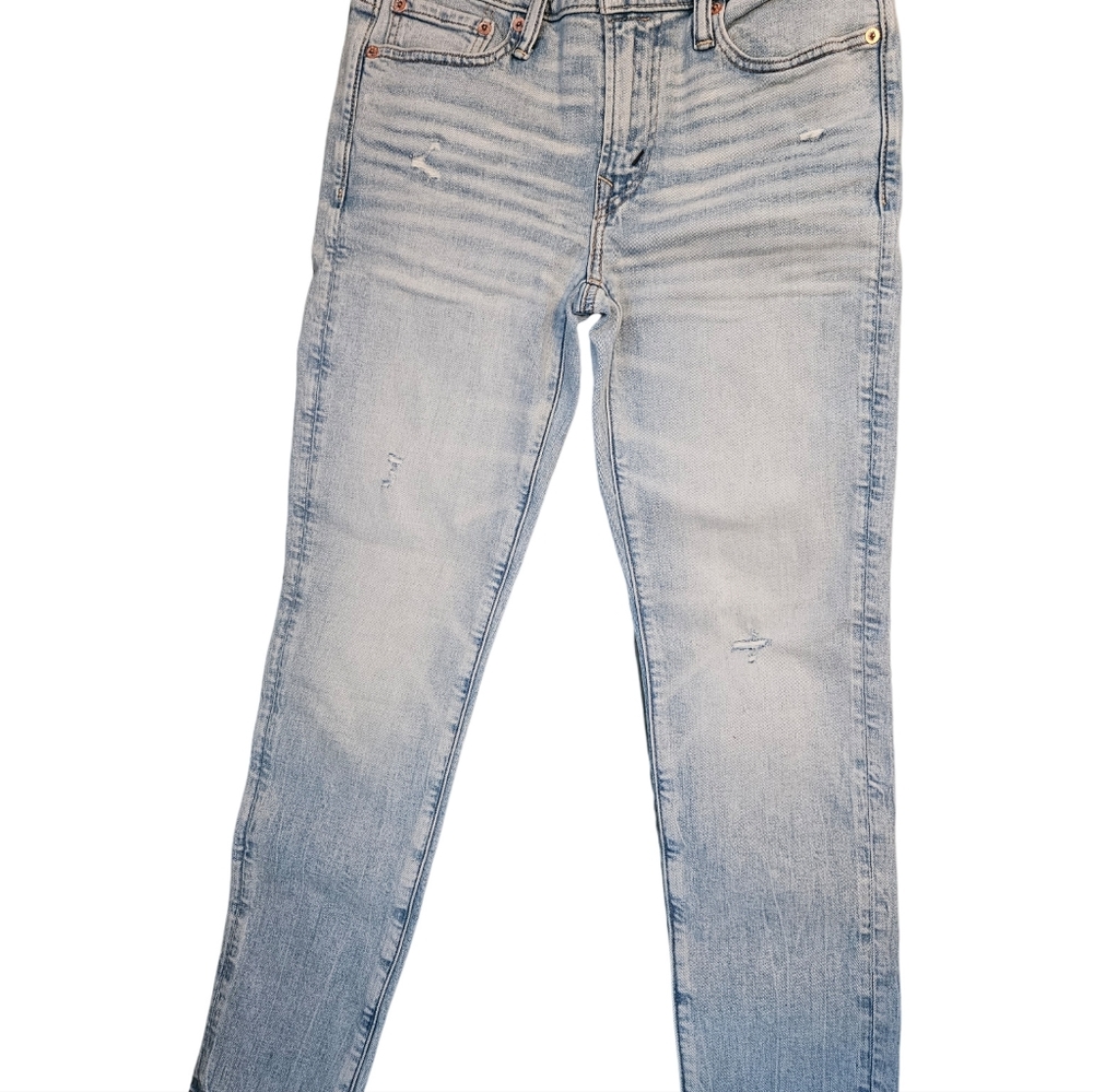 NWT. AE men's AirFlex+ Distressed Skinny Jean. Size 28/28
